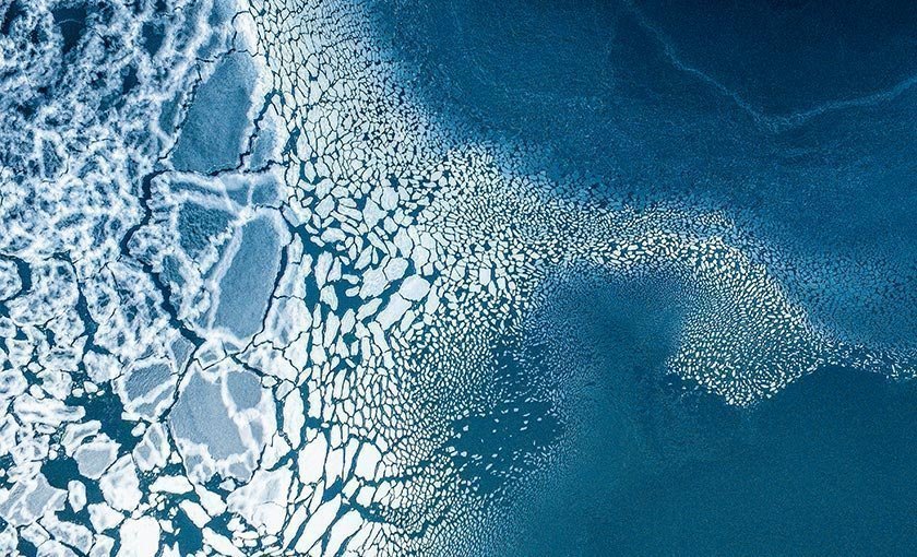Naturbild mit Eisschollen von der Küste Grönlands.
